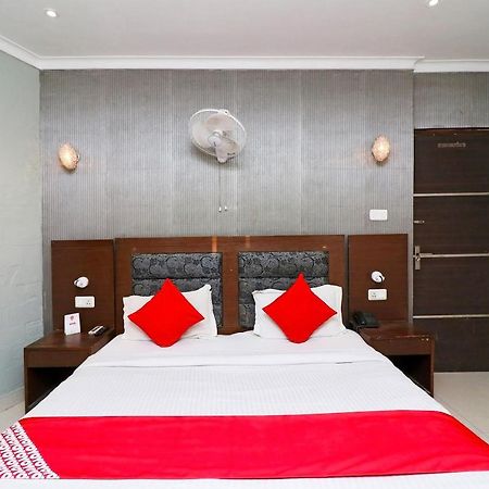 Oyo Hotel Metro Tower Near Ambience Mall New Delhi Exterior photo