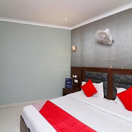 Oyo Hotel Metro Tower Near Ambience Mall New Delhi Exterior photo