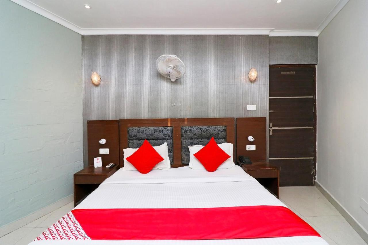 Oyo Hotel Metro Tower Near Ambience Mall New Delhi Exterior photo