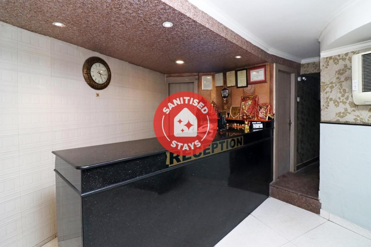 Oyo Hotel Metro Tower Near Ambience Mall New Delhi Exterior photo