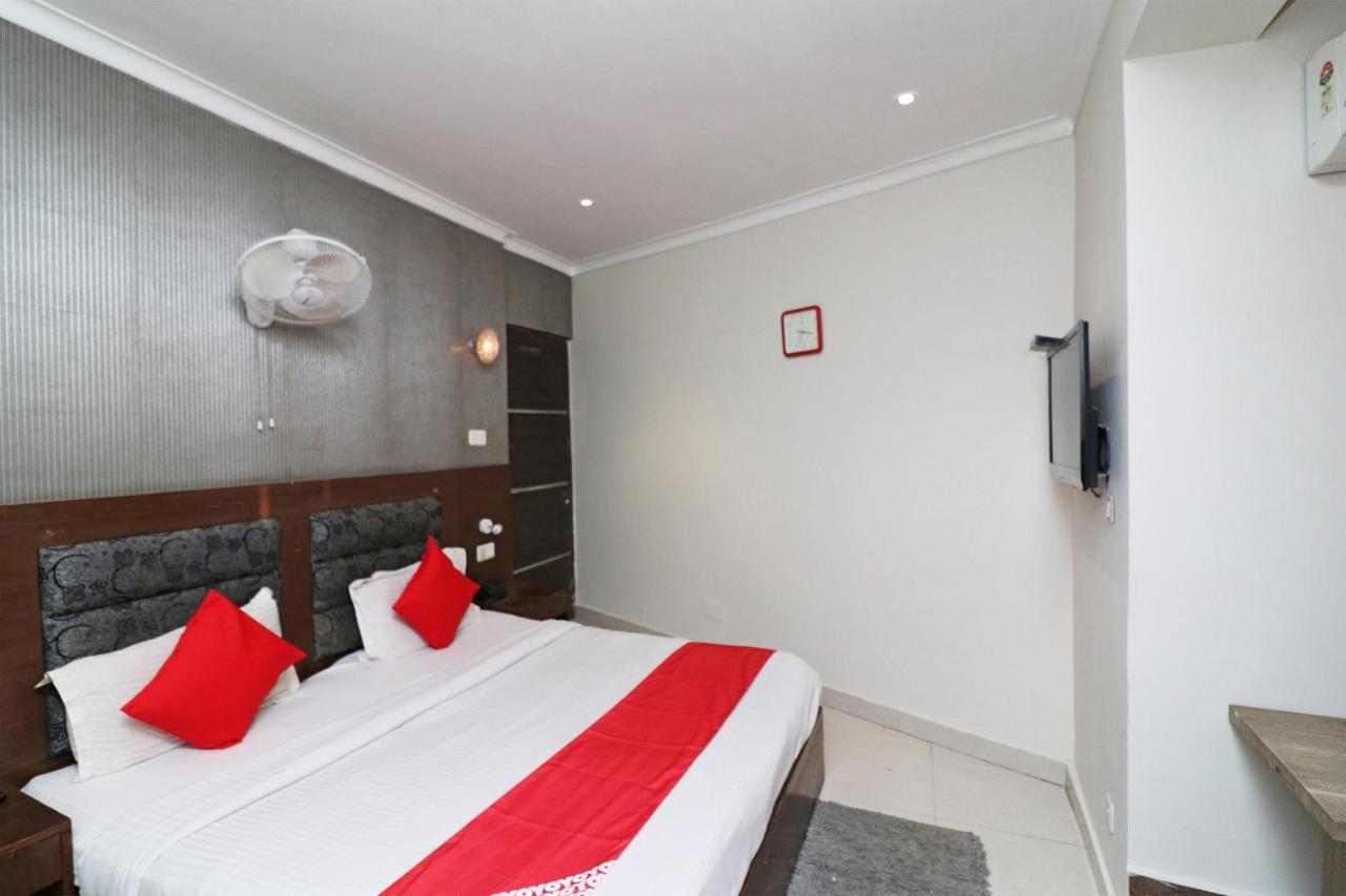 Oyo Hotel Metro Tower Near Ambience Mall New Delhi Exterior photo
