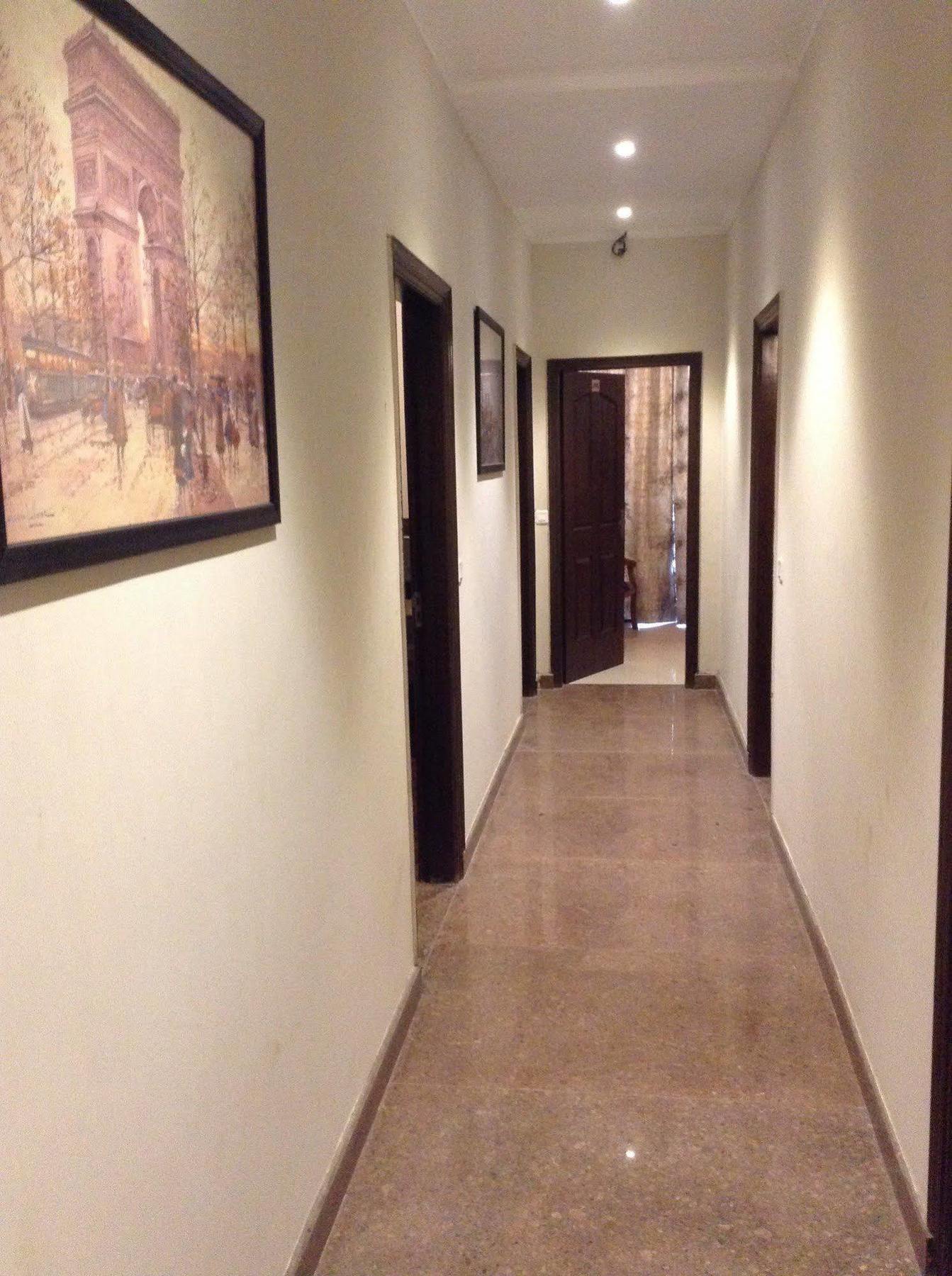 Oyo Hotel Metro Tower Near Ambience Mall New Delhi Exterior photo